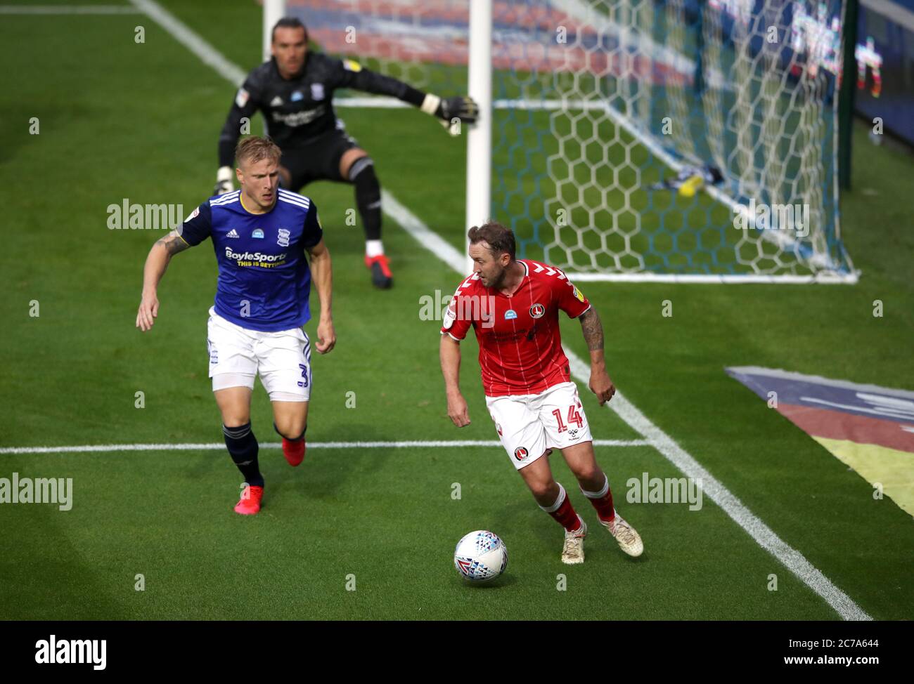 Charlton Athletic's Aiden McGeady (rechts) und Kristian Pedersen von Birmingham City kämpfen während des Sky Bet Championship-Spiels im St. Andrew's Trillion Trophy Stadium in Birmingham um den Ball. Stockfoto