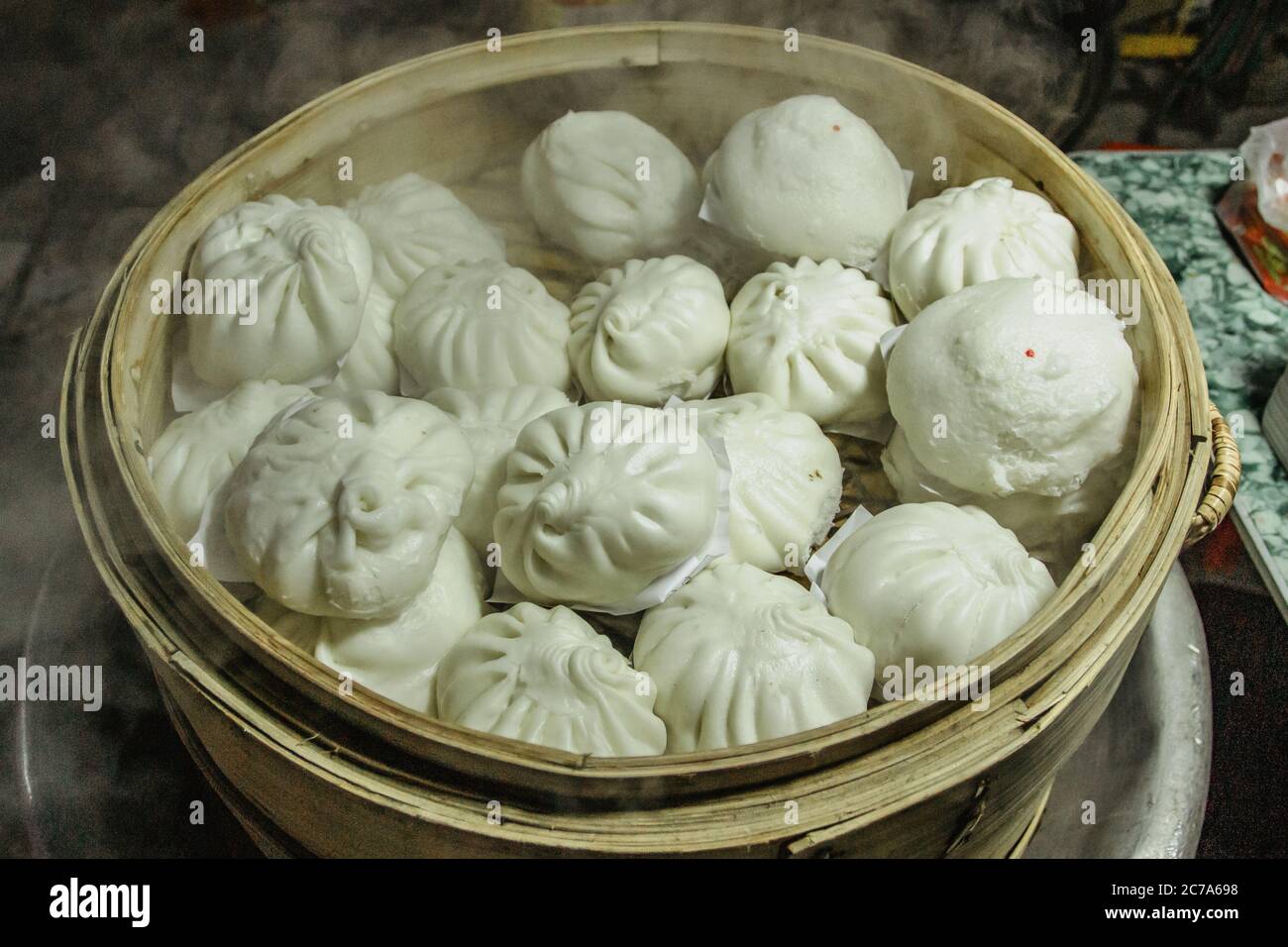 Knödel gefüllt mit Fleisch. Asiatisches Street Food. Asiatische Küche. Nachtmarkt. Billiges Gericht. Bereit zu essen Stockfoto