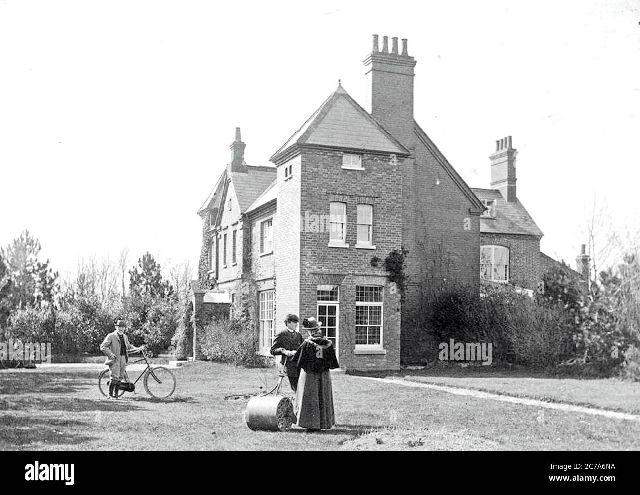 THOMAS HARDY (1840-1928) englischer Schriftsteller und Dichter mit seinem Fahrrad auf dem Gelände seines Hauses am Max Gate, Dorchester, um 1890. Stockfoto