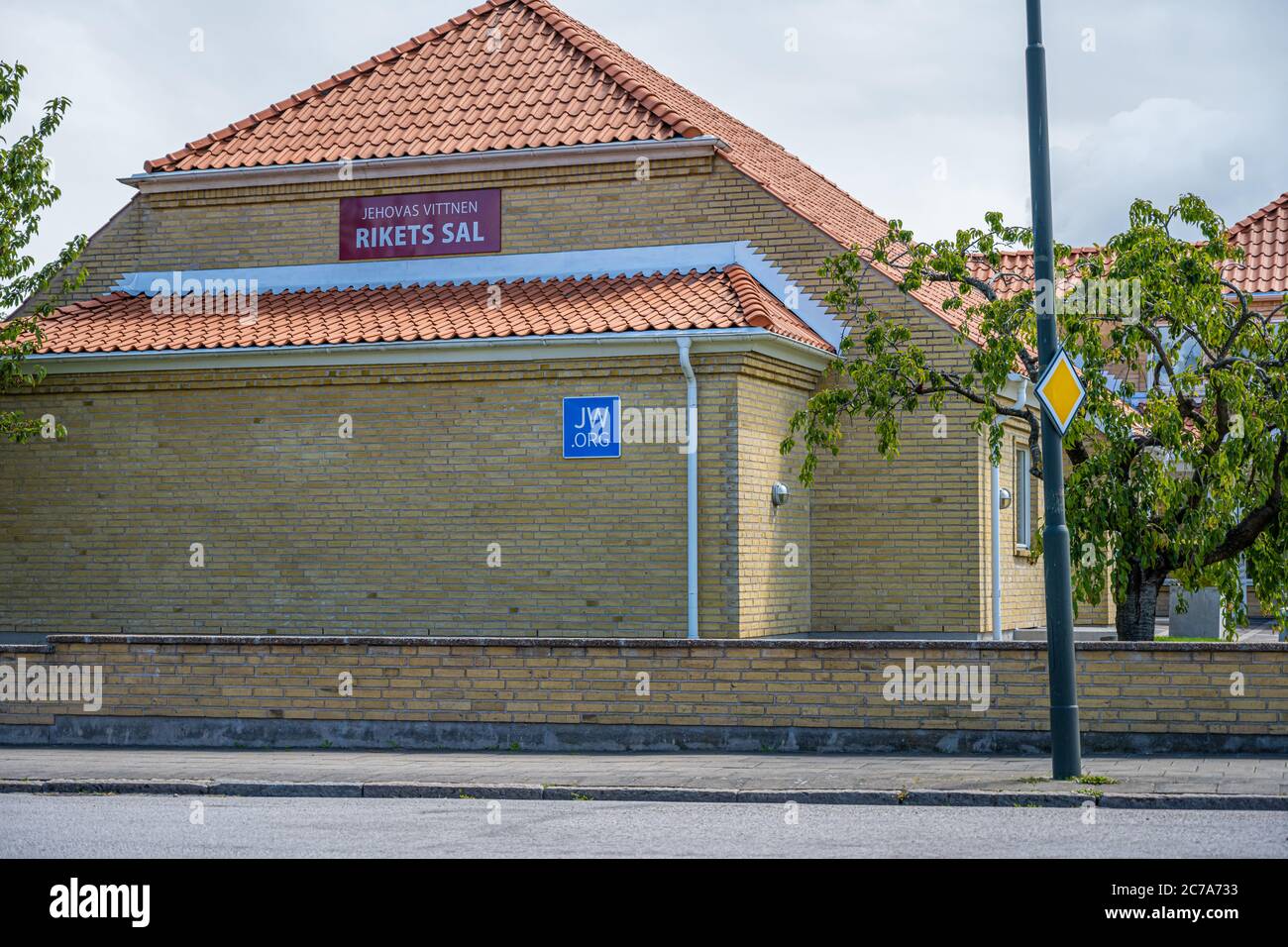 Malmö, Schweden - 12. Juli 2020: Eine Königreichssaal der Zeugen Jehovas. Sie haben die Aktivitäten aufgrund der Coronavirus-Pandemie angepasst. Die Sitzungen während der Pandemie werden durch Videokonferenzen abgehalten Stockfoto