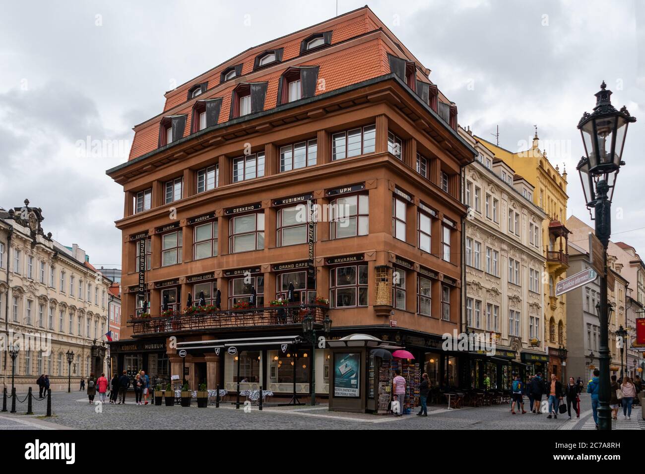Prag, Tschechische Republik - Juli 11 2020: Kubistencafe im Haus der Schwarzen Madonna, als Dum U Cerne Matky Bozi. Stockfoto