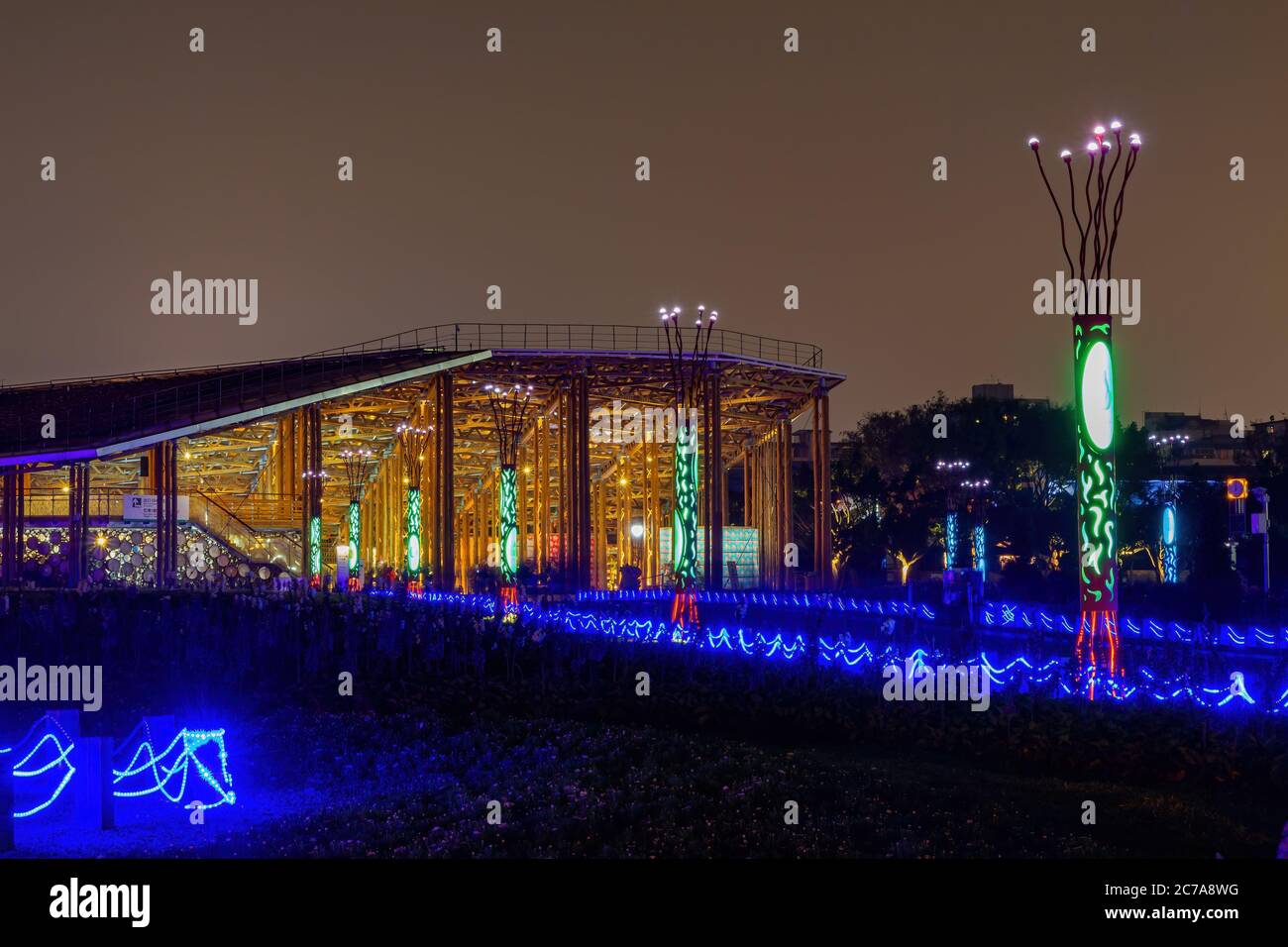 Nachtansicht von einigen schönen Gebäude des Xinsheng Park-Bereichs des Taipei Expo Park in Taipei, Taiwan Stockfoto