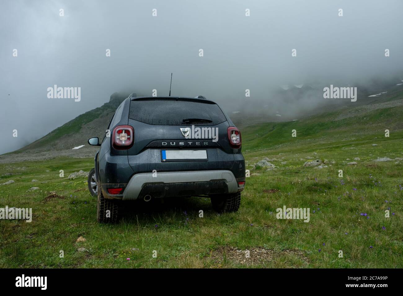 8. Juni 2020 Tag in der türkei Rize Stadt Entdeckung Natur Dacia Staubwedel. Genießen Sie die Natur mit dacia Duster 4x4. Stockfoto