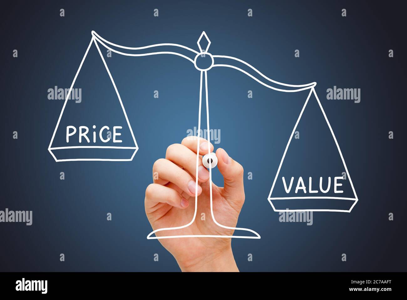 Handzeichnung Value Price Scale Business-Konzept mit weißem Marker auf transparentem Wipe Board auf dunkelblauem Hintergrund. Großes Preis-Leistungs-Verhältnis, kleiner Preis. Stockfoto
