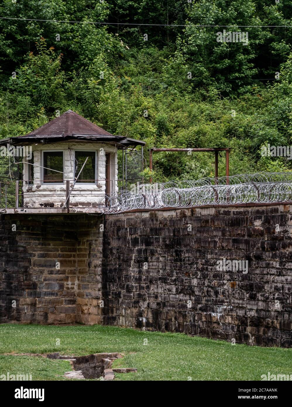 Brushy Mountain State Penitentiary Wachturm und Wand mit Barbwire in Morgan County Tennessee Stockfoto