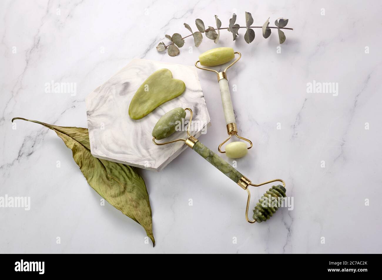 Gua Sha Gesichtswalze für Massage. Hebe- und Tonungsbehandlung zu Hause. Stockfoto