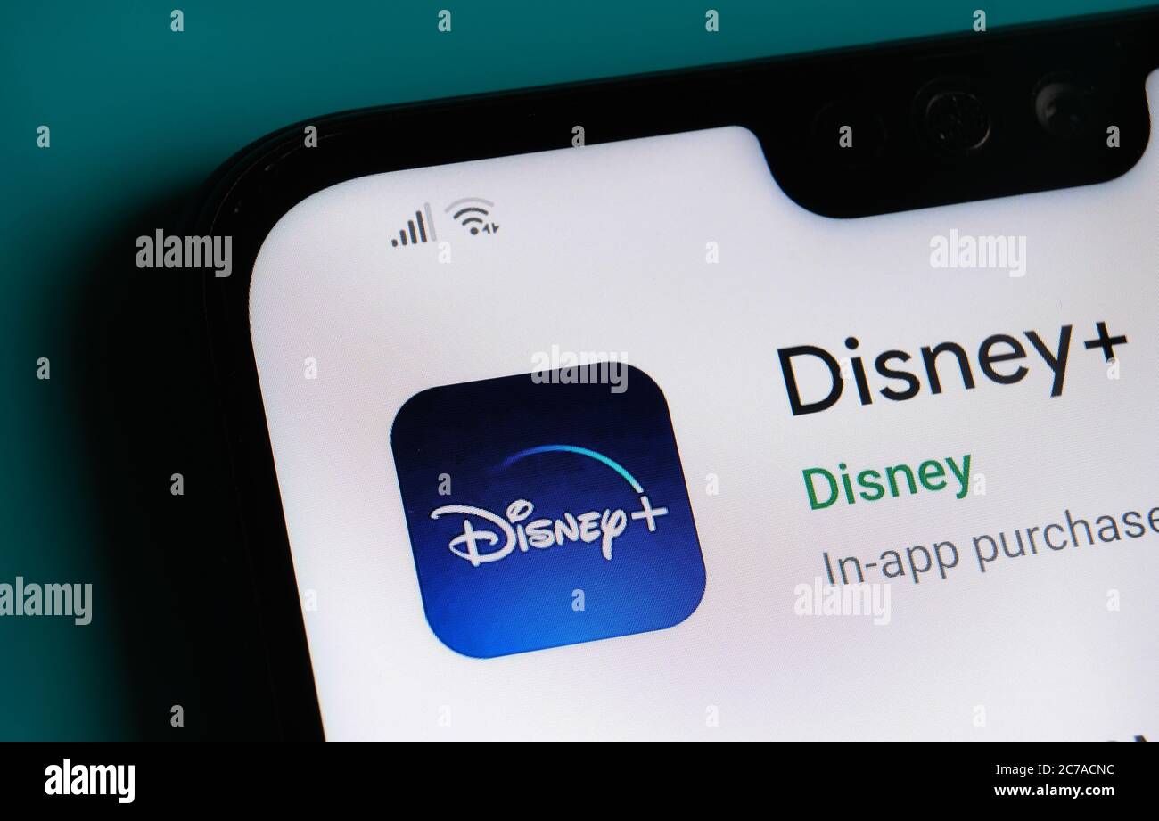 Stone / UK - Juli 15 2020: Disney plus App auf der Ecke des Mobiltelefons gesehen. Stockfoto