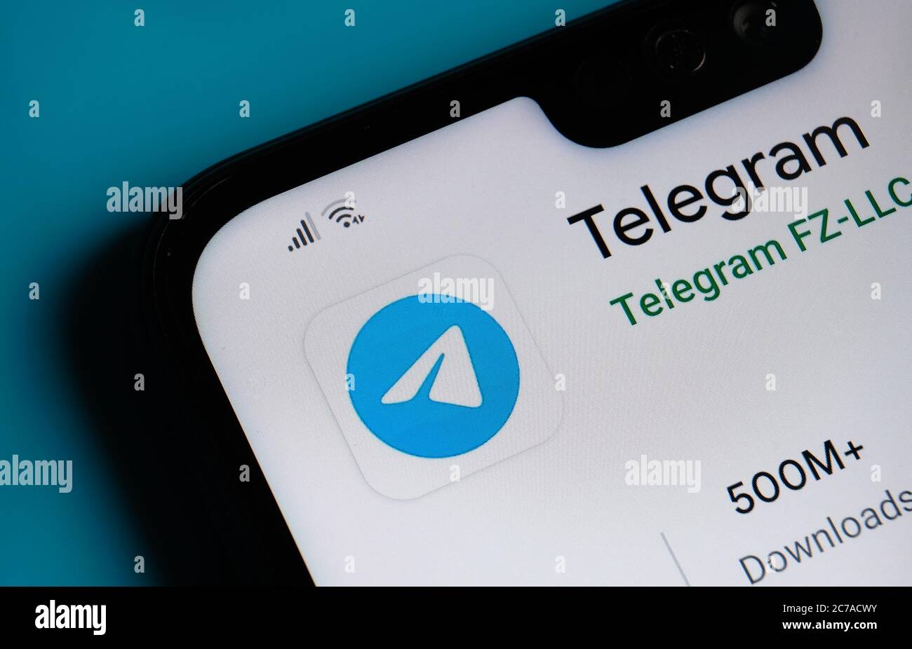 Stone / UK - Juli 15 2020: Telegramm-App auf der Ecke des Mobiltelefons gesehen. Stockfoto