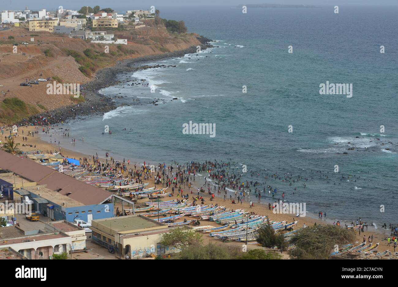 Überfüllter Strand an einem Sonntagnachmittag in der Bucht von Ouakam, Dakar, Senegal Stockfoto