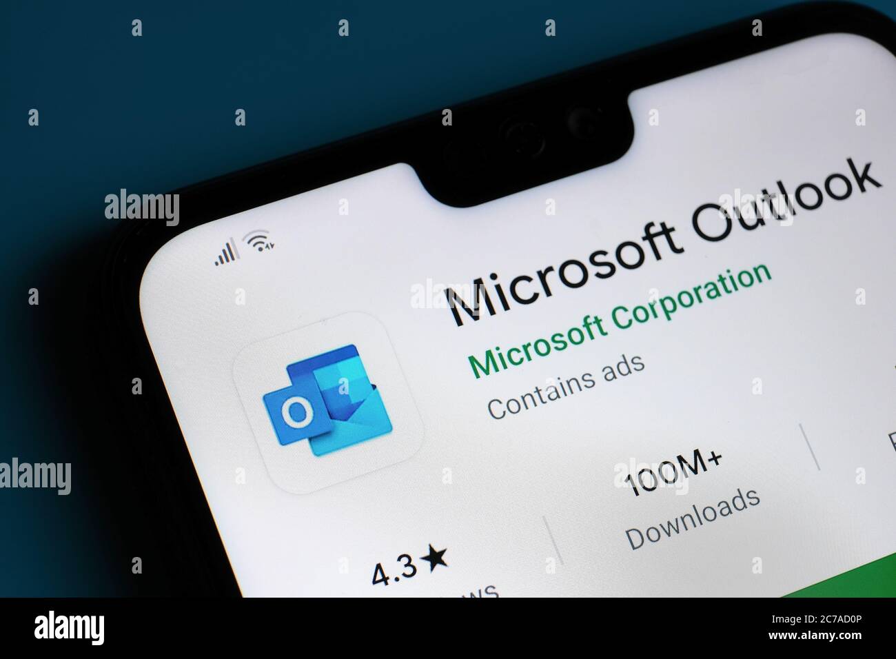 Stone / UK - Juli 15 2020: Microsoft Outlook-App auf der Ecke des Mobiltelefons gesehen. Stockfoto