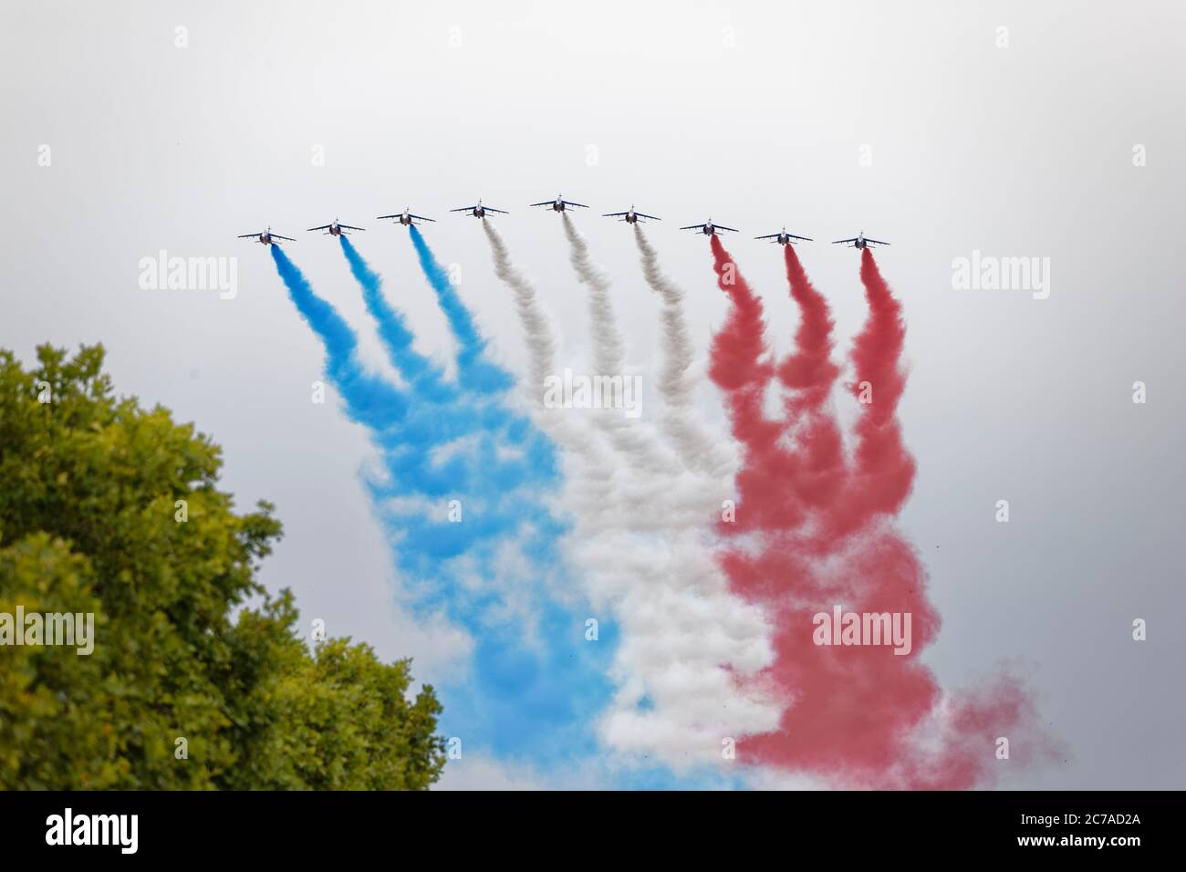 Paris, Frankreich. Juli 2020. Die Patrouille de France fliegt im Himmel von Paris für die Bastille Tag Militärparade. Stockfoto