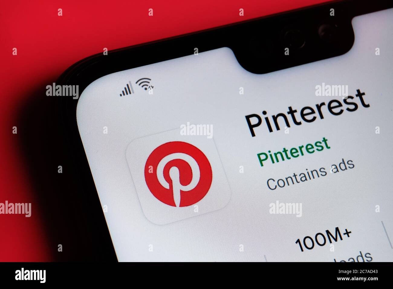 Stone / UK - Juli 15 2020: Pinterest App auf der Ecke des Mobiltelefons gesehen. Stockfoto