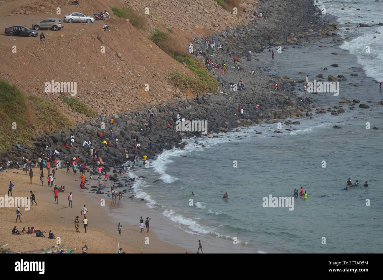 Überfüllter Strand an einem Sonntagnachmittag in der Bucht von Ouakam, Dakar, Senegal Stockfoto