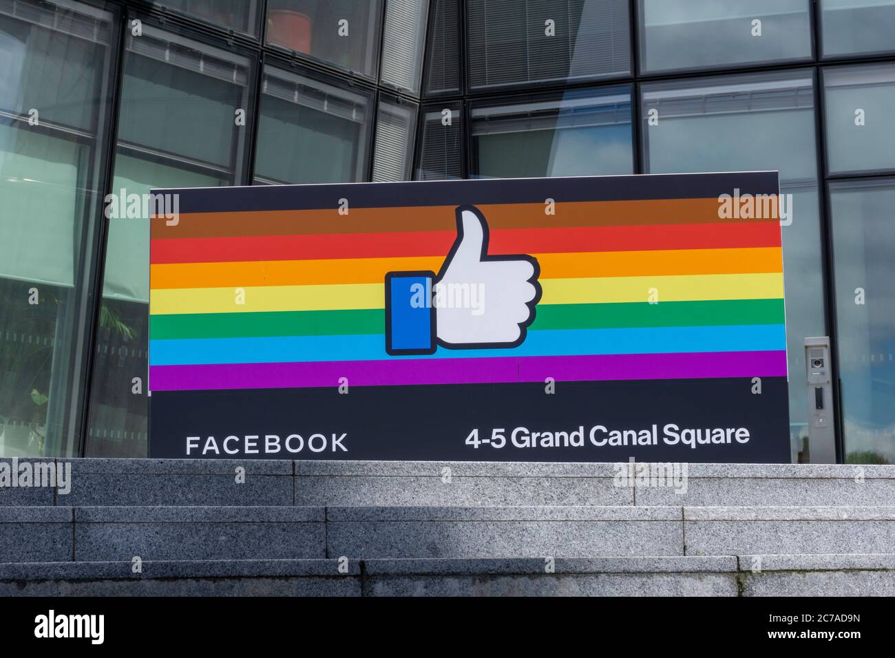 Das Facebook-Logo außerhalb ihrer Büros in Dublin, Irland, angepasst für Gay Pride Week. Stockfoto