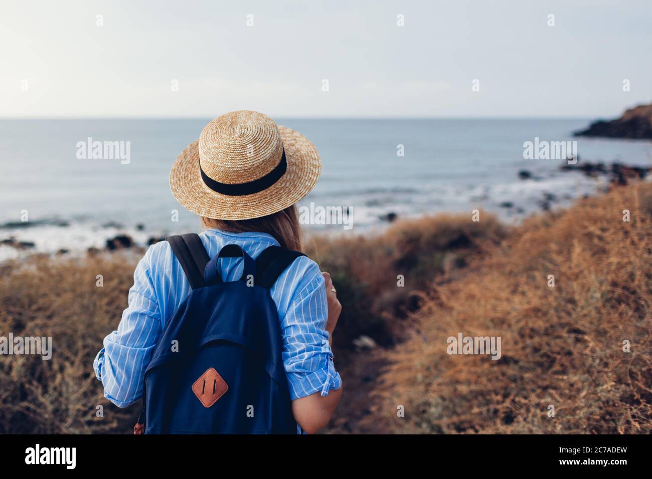 Frau Reisende mit Rucksack zu Fuß am Strand an der Küste. Tourismus, Reisen. Sommerurlaub Stockfoto Frau Reisende mit Rucksack zu Fuß am Strand an der Küste. Tourismus, Reisen. Sommerurlaub Stockfoto