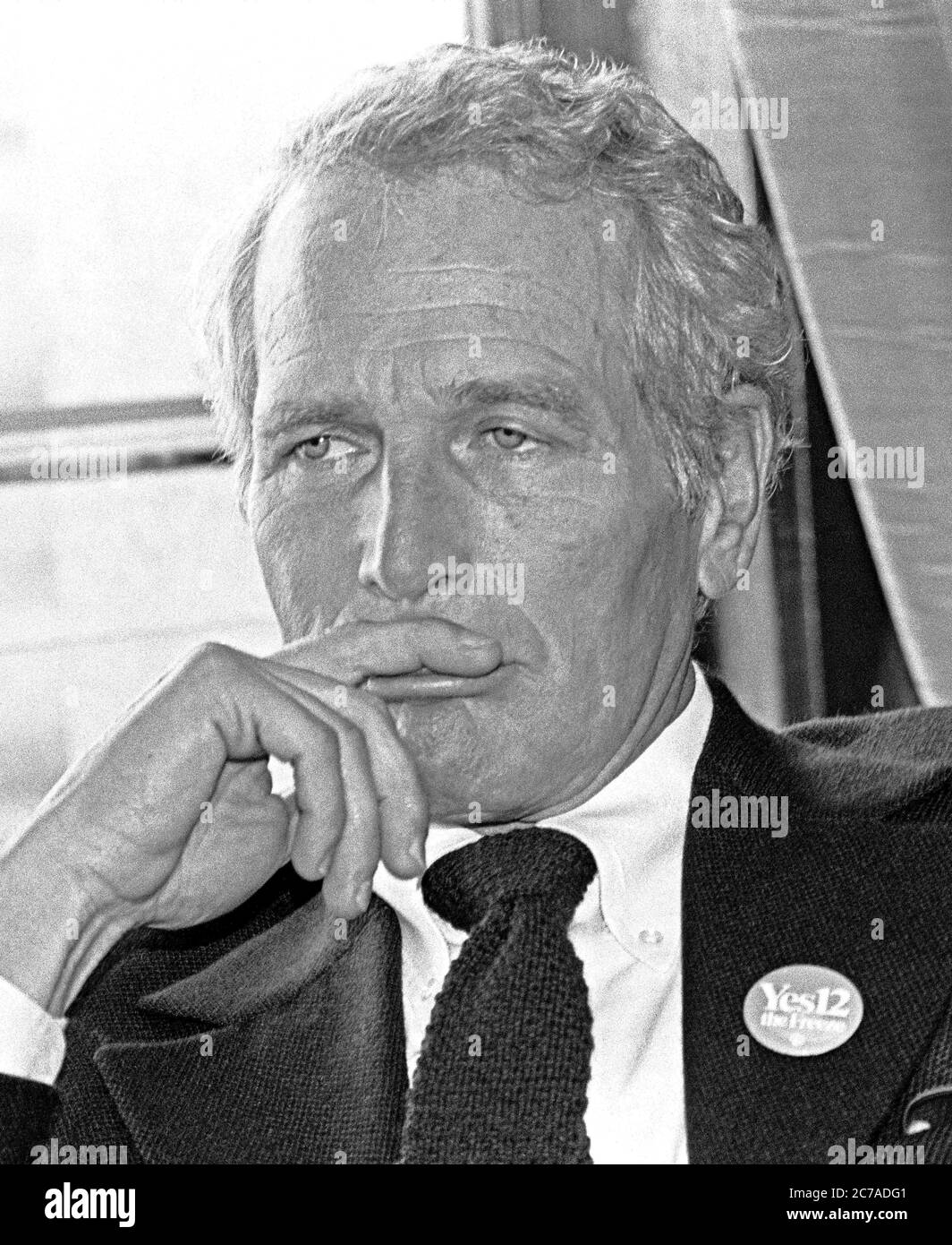 Paul Newman bei einer Pressekonferenz im Rathaus von San Francisco, der Bürgermeister Dianne Feinstein, unterstützte das Ja zum kalifornischen Vorschlag 12, der staatlichen Initiative für nukleare Freeze, im Oktober 1982 Stockfoto