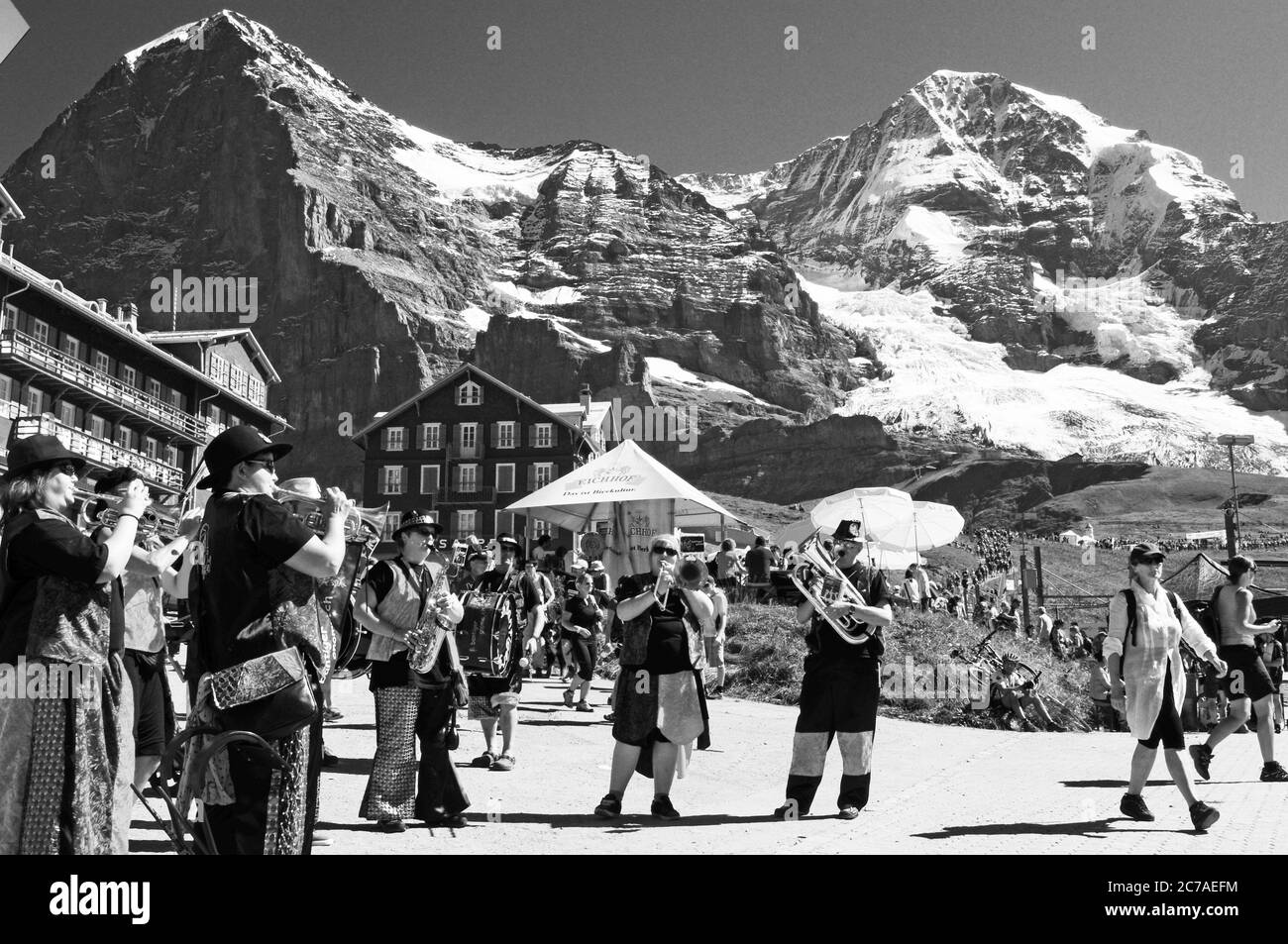 Musikband spielt auf der Kleinen Scheidegg anlässlich des Jungfrau-Marathons vor der Kulisse von Mönch und Jungfrau Stockfoto