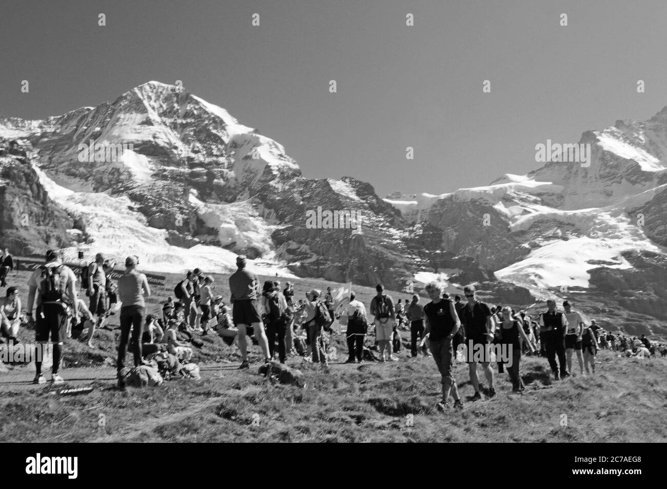 Tausende von Marathonläufern auf der Kleinen Scheidegg bei der Jungfraujoch-Bahn Marathon-Sportveranstaltung am Bahnhof kleine Scheidegg vorne Stockfoto