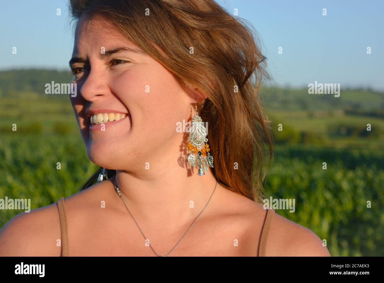 Junge Frau im Freien, Kopf & Schulter Porträt, glücklich und lächelnd im Freien Stockfoto