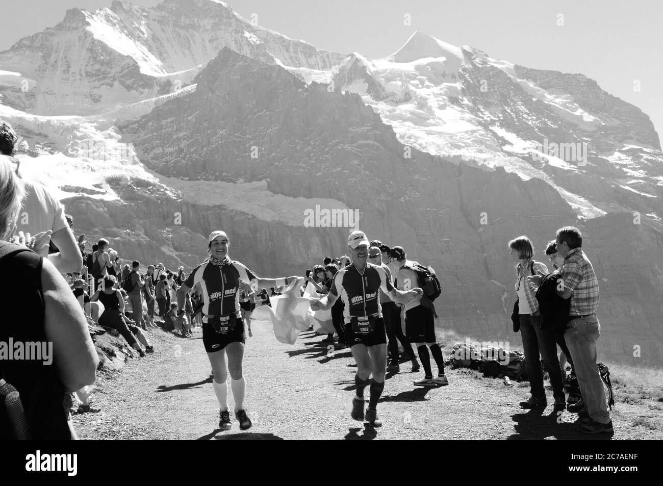 Tausender von Zuschauern und Marathonläufern auf der Kleinen Scheidegg bei der Jungfraujoch-Bahn Tausende von Menschen beim Jungfrau-Marathon Sport e Stockfoto
