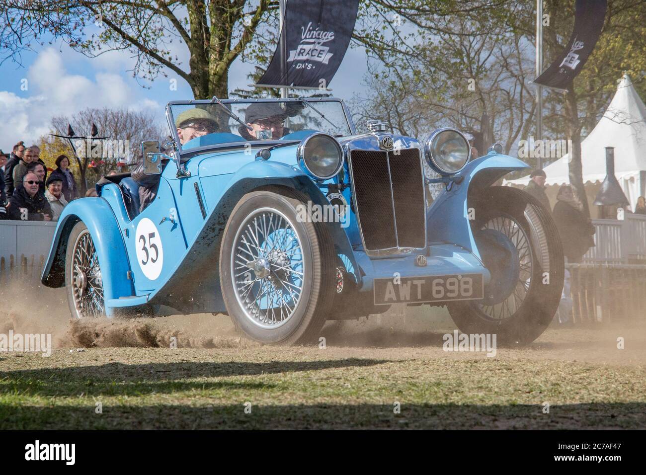 Vintage Race Days: Hellblau 1934 MG PA mit gefegten Flügeln bei schnellen Kurvenfahrten auf der Grasbahn, britisch reg. Stockfoto