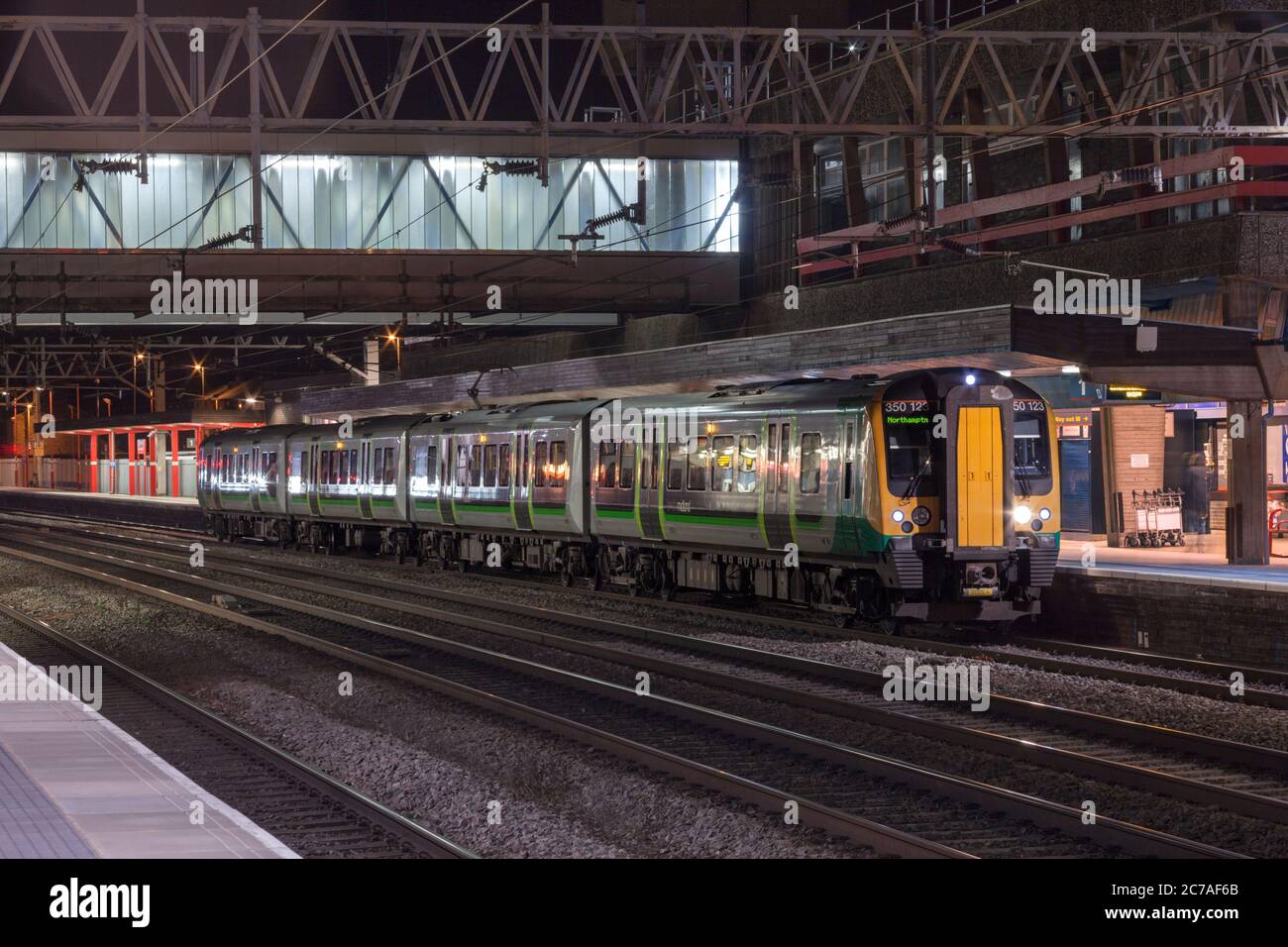 London Midland Siemens Desiro Class 350 Elektrozugzug 350123 am Bahnhof Stafford auf der Hauptstrecke an der Westküste bei Nacht Stockfoto