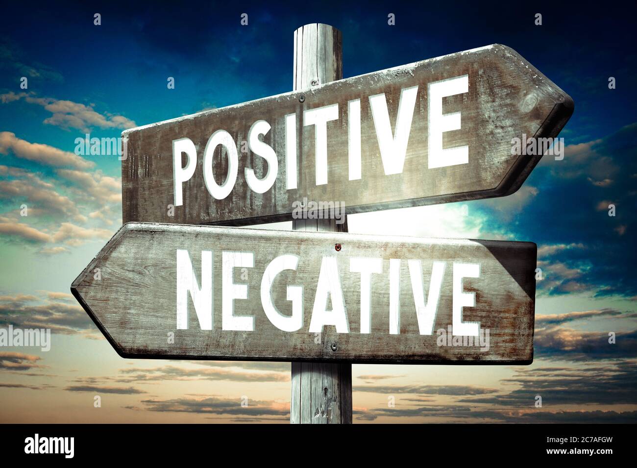 Positiv, negativ - Holzschild, Wegweiser mit zwei Pfeilen Stockfoto