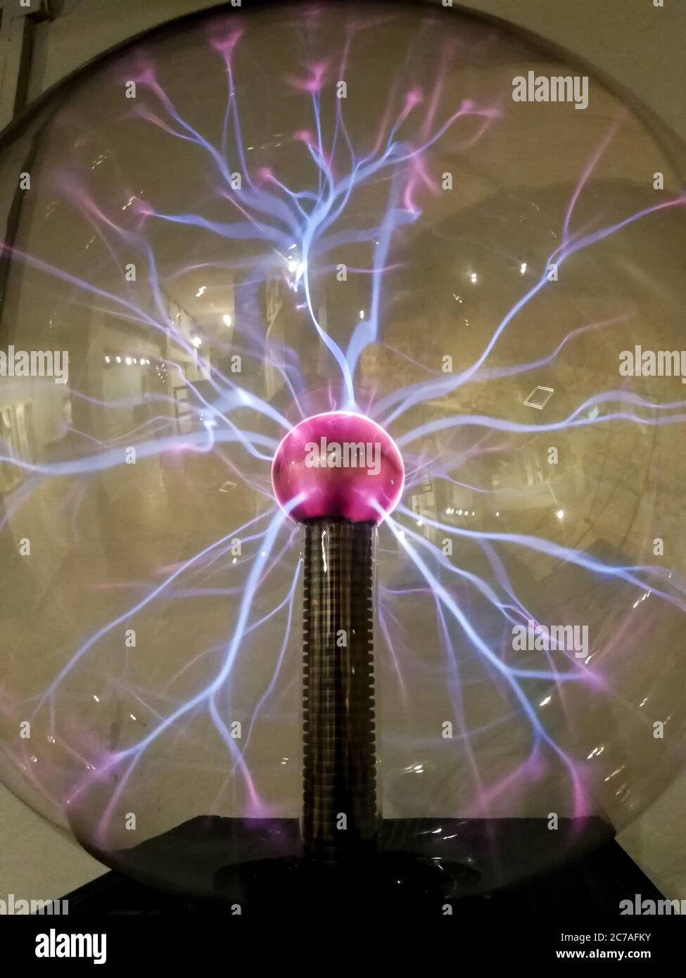 Corona Entladung in Plasma-Kugel. Nikola Tesla Erfindung Stockfoto