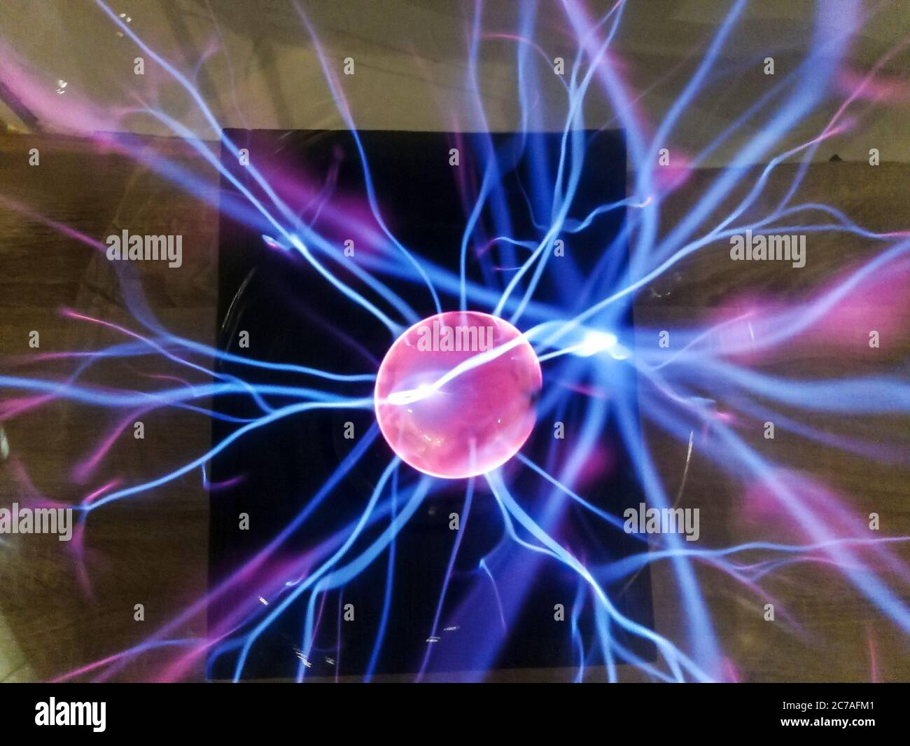 Corona Entladung in Plasma-Kugel. Nikola Tesla Erfindung Stockfoto