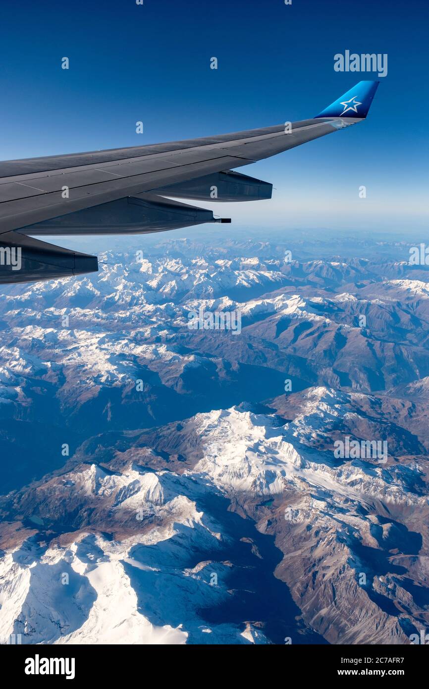 Flugreise, Tageszeit Luftaufnahme der französischen Alpen, französisch-italienische Grenze mit Blick aus dem Flugzeugfenster, Air Transat Flugzeugfenster Stockfoto