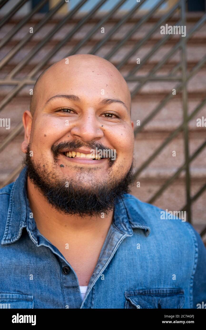 Dieser Latino posiert für ein Foto in seinem Haus in San Francisco, CA. Stockfoto