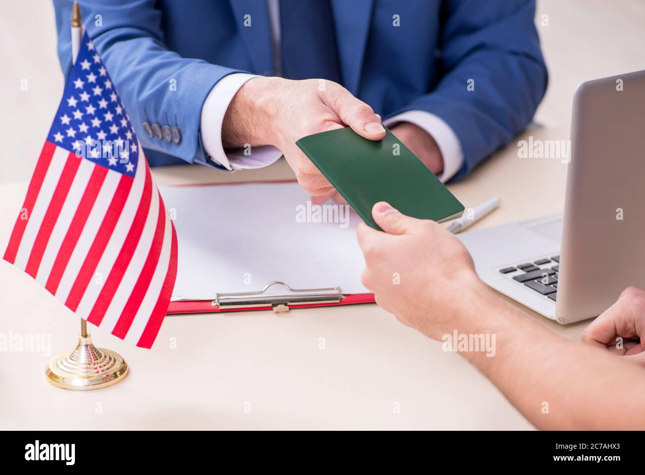Junger Mann, der die Botschaft für das Visum besucht Stockfoto