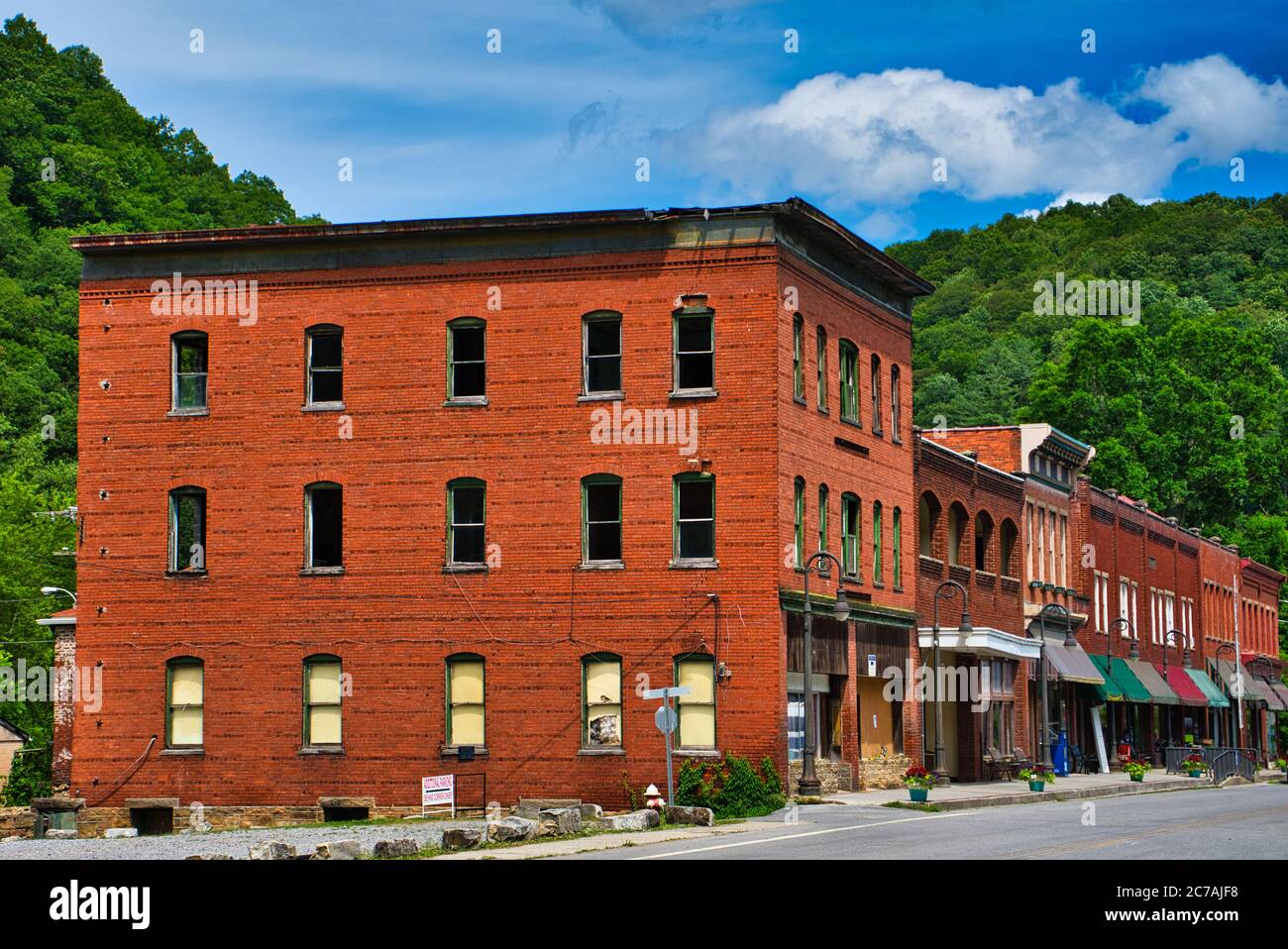 Ein Bild der Ladenfronten im Zentrum von Bramwell WV in Mercer County, West Virginia, USA, am Bluestone River. Stockfoto