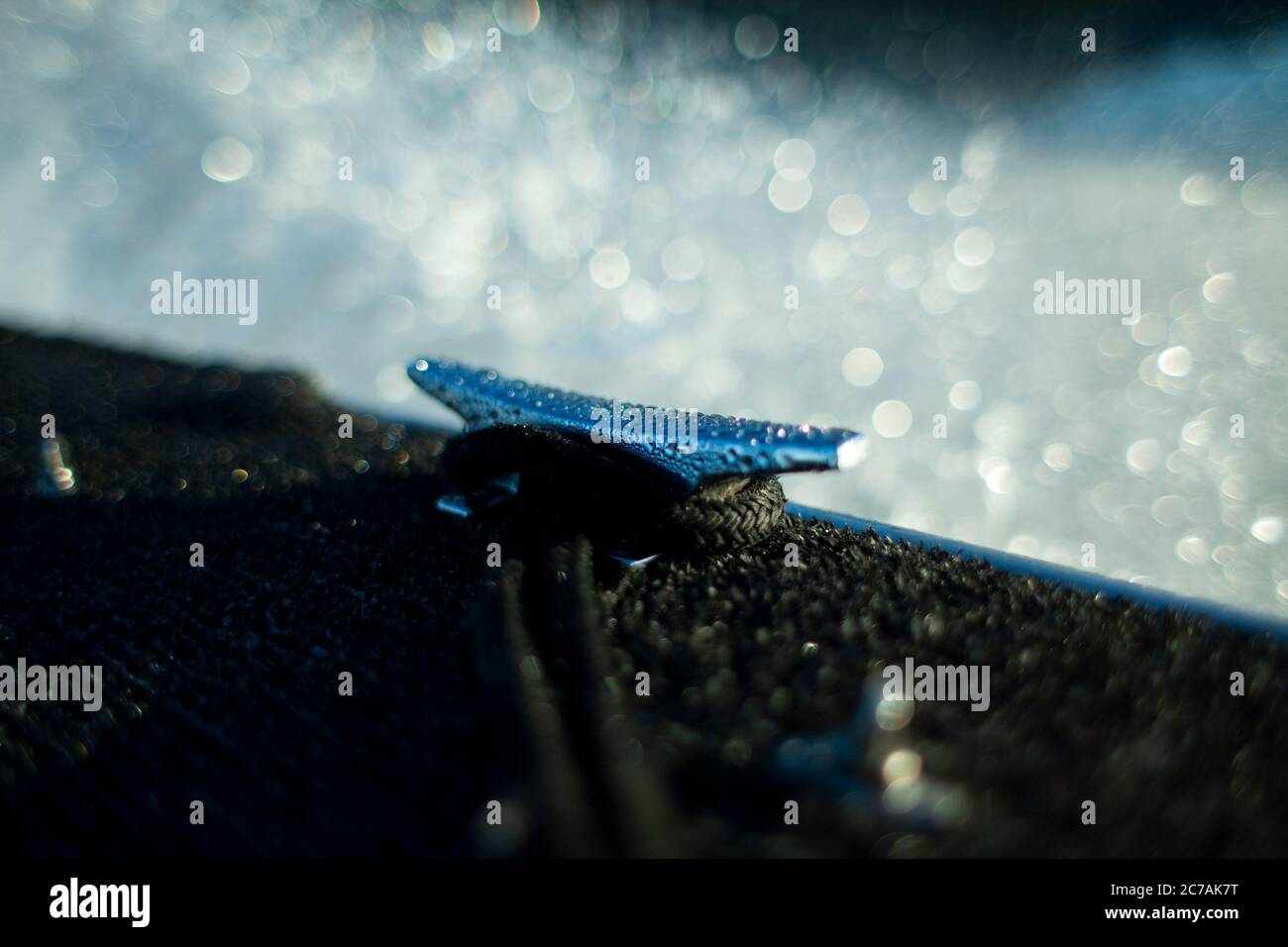 Nahaufnahme eines Bootsklatsches mit Wassertropfen vor einem glitzernden Wassergrund, der die Details eines Alaska-Bootabenteuers erfasst. Stockfoto