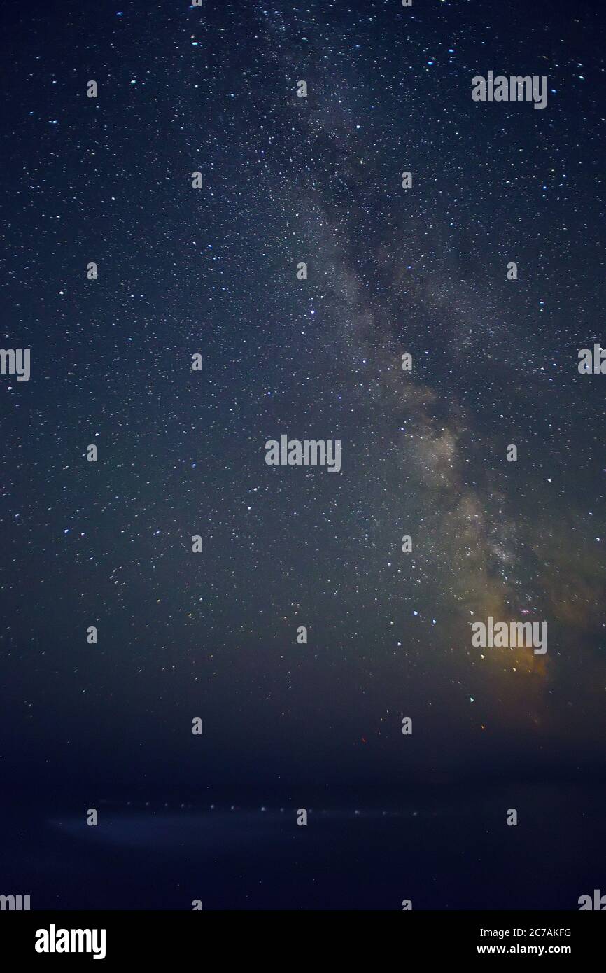 Landschaft mit Milchstraße Galaxie. Nachthimmel mit Sternen und Meer. Stockfoto