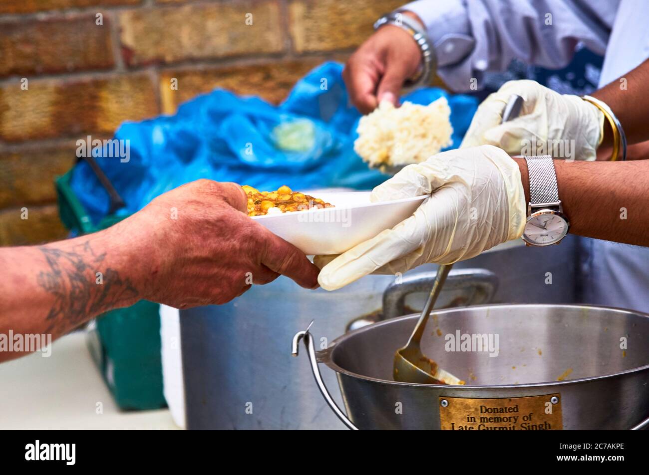 Das Essen wurde in der kostenlosen Küche für Obdachlose serviert. Sikh Guru Nanak Kostenlose Küche Stockfoto