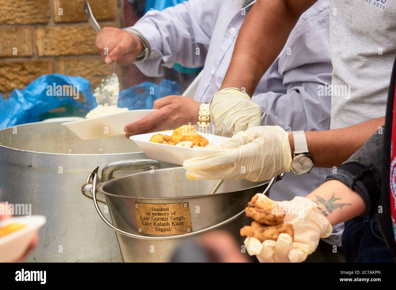Das Essen wurde in der kostenlosen Küche für Obdachlose serviert. Sikh Guru Nanak Kostenlose Küche Stockfoto