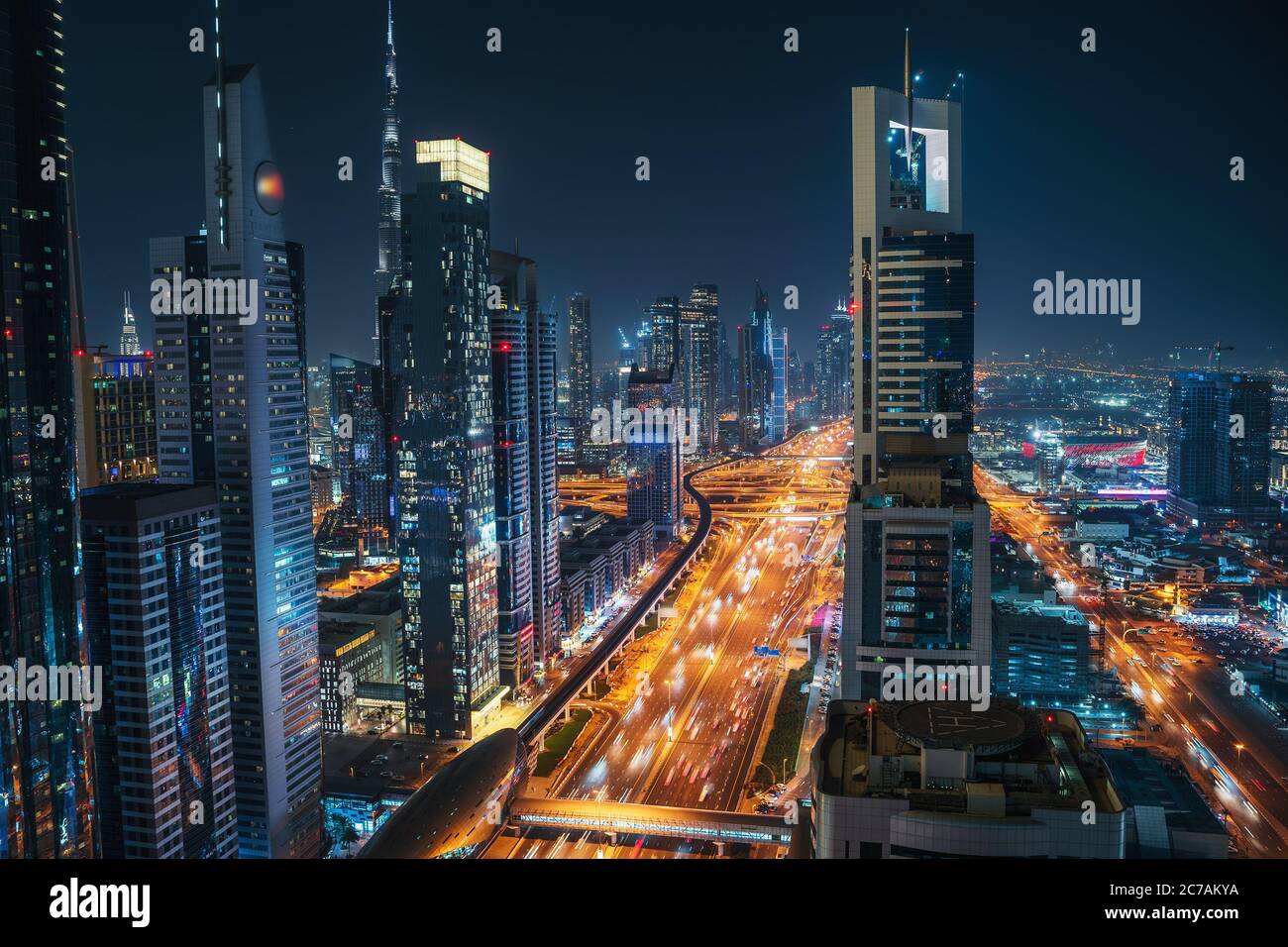 Dubai Skyline bei Nacht, urbane Wolkenkratzer und Autoverkehr, Blick von oben, Vereinigte Arabische Emirate. Stockfoto