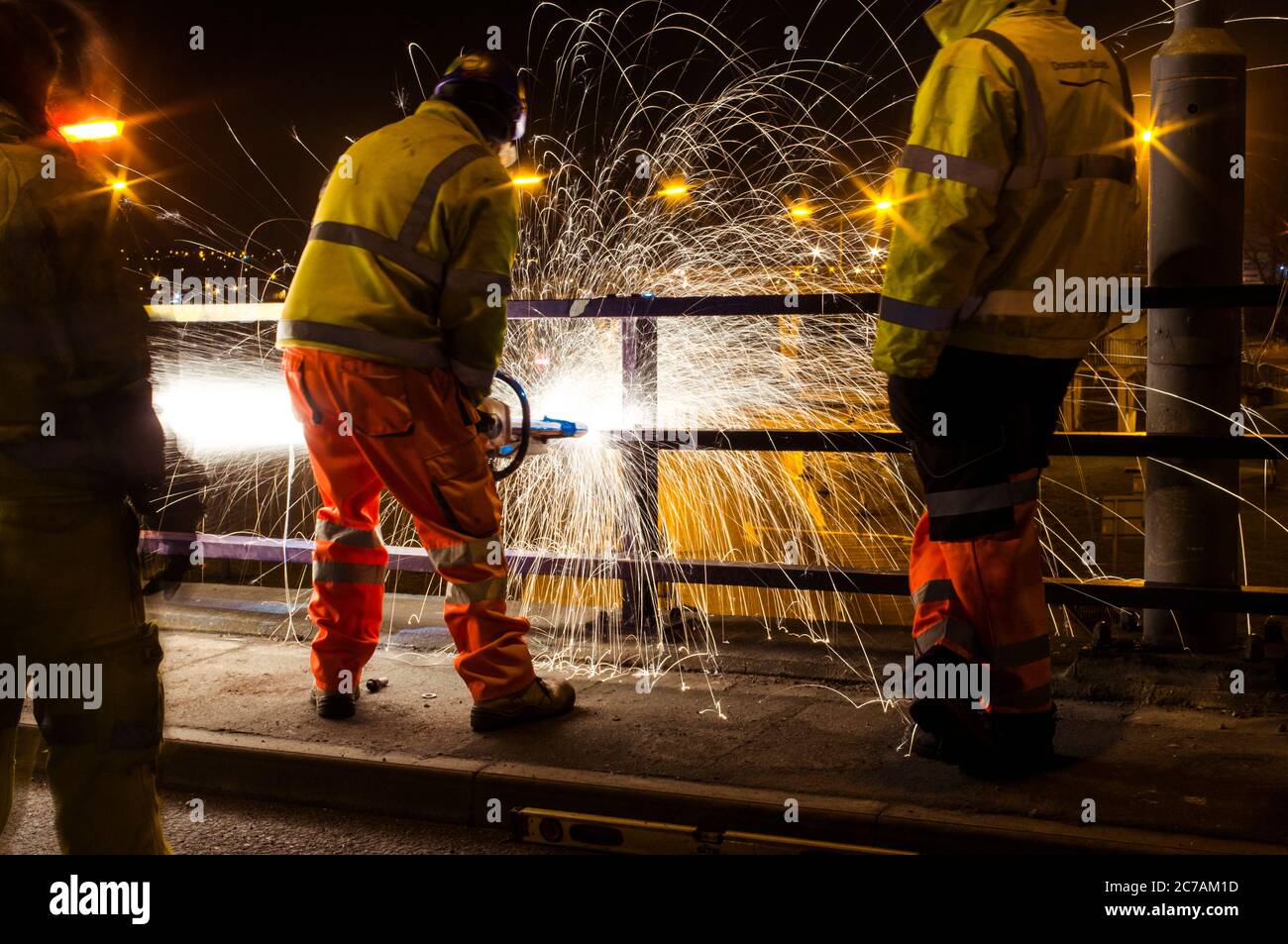 Straßenpersonal in der Nachtschicht, das an der Brücke arbeitet Stockfoto