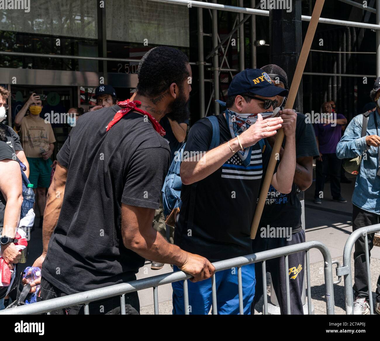 New York, Usa. Juli 2020. BLM-Protestler konfrontiert am 15. Juli 2020 Mitglieder der Kundgebung von Jericho The Power of Prayer und marschiert gegen Waffengewalt im Rathaus in New York. Pro-Polizei Geistlichkeit und Strafverfolgung führte Kundgebung begann in Brooklyn an Cadman Plaza und endete im Rathaus. Demonstranten von Black Lives Matter unterbrachen die friedliche Kundgebung zuerst auf der Brooklyn Bridge und im Rathaus. Viele von ihnen wurden wegen ungeordnetem Verhalten verhaftet. (Foto von Lev Radin/Sipa USA) Quelle: SIPA USA/Alamy Live News Stockfoto