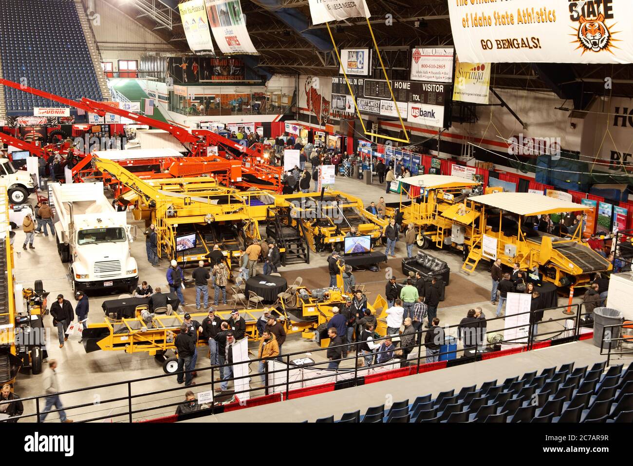 Landwirte schauen sich neue Landmaschinen auf der Idaho Potato Conference Messe an. Stockfoto