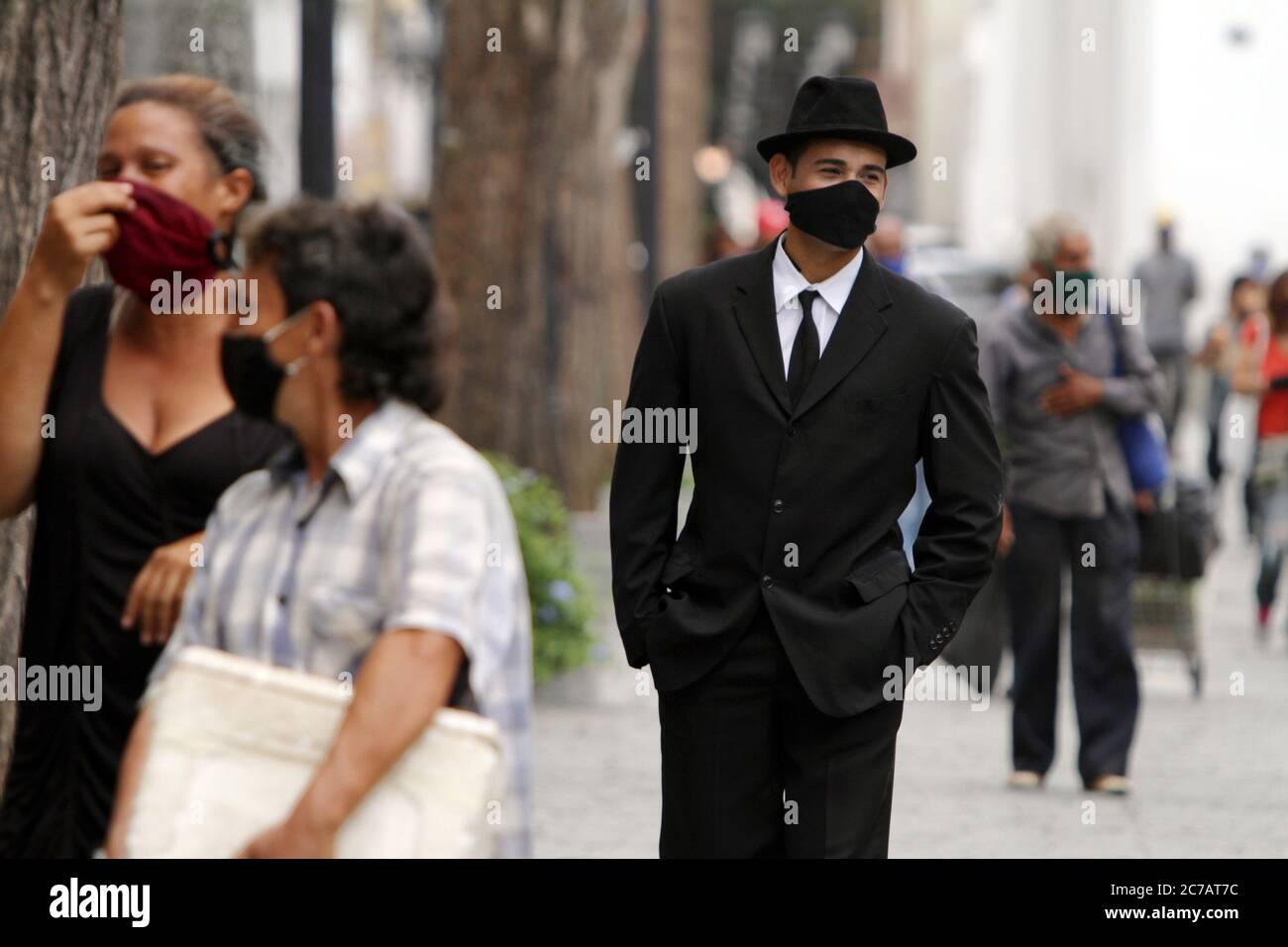 Caracas, Venezuela. Juli 2020. Jesús García, Schauspieler, Tänzer und Choreograph des Instituts für darstellende und musikalische Kunst (IAEM), führt 'José Gregorio Walks around Caracas' auf, Das Bild des seligen Venezolaners zu erinnern und das Bewusstsein für die korrekte Anwendung der Maske und Hygienemaßnahmen gegen das neue Coronavirus Covid-19 am 15. Juli 2020 in Caracas, Venezuela, zu schärfen. (Fotos von Bernardo Suarez/INA Photo Agency/Sipa USA) Quelle: SIPA USA/Alamy Live News Stockfoto