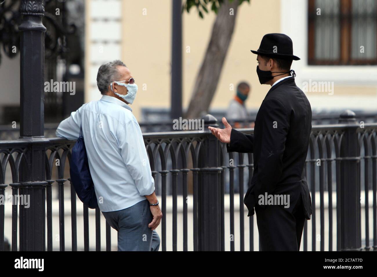 Caracas, Venezuela. Juli 2020. Jesús García, Schauspieler, Tänzer und Choreograph des Instituts für darstellende und musikalische Kunst (IAEM), führt 'José Gregorio Walks around Caracas' auf, Das Bild des seligen Venezolaners zu erinnern und das Bewusstsein für die korrekte Anwendung der Maske und Hygienemaßnahmen gegen das neue Coronavirus Covid-19 am 15. Juli 2020 in Caracas, Venezuela, zu schärfen. (Fotos von Bernardo Suarez/INA Photo Agency/Sipa USA) Quelle: SIPA USA/Alamy Live News Stockfoto