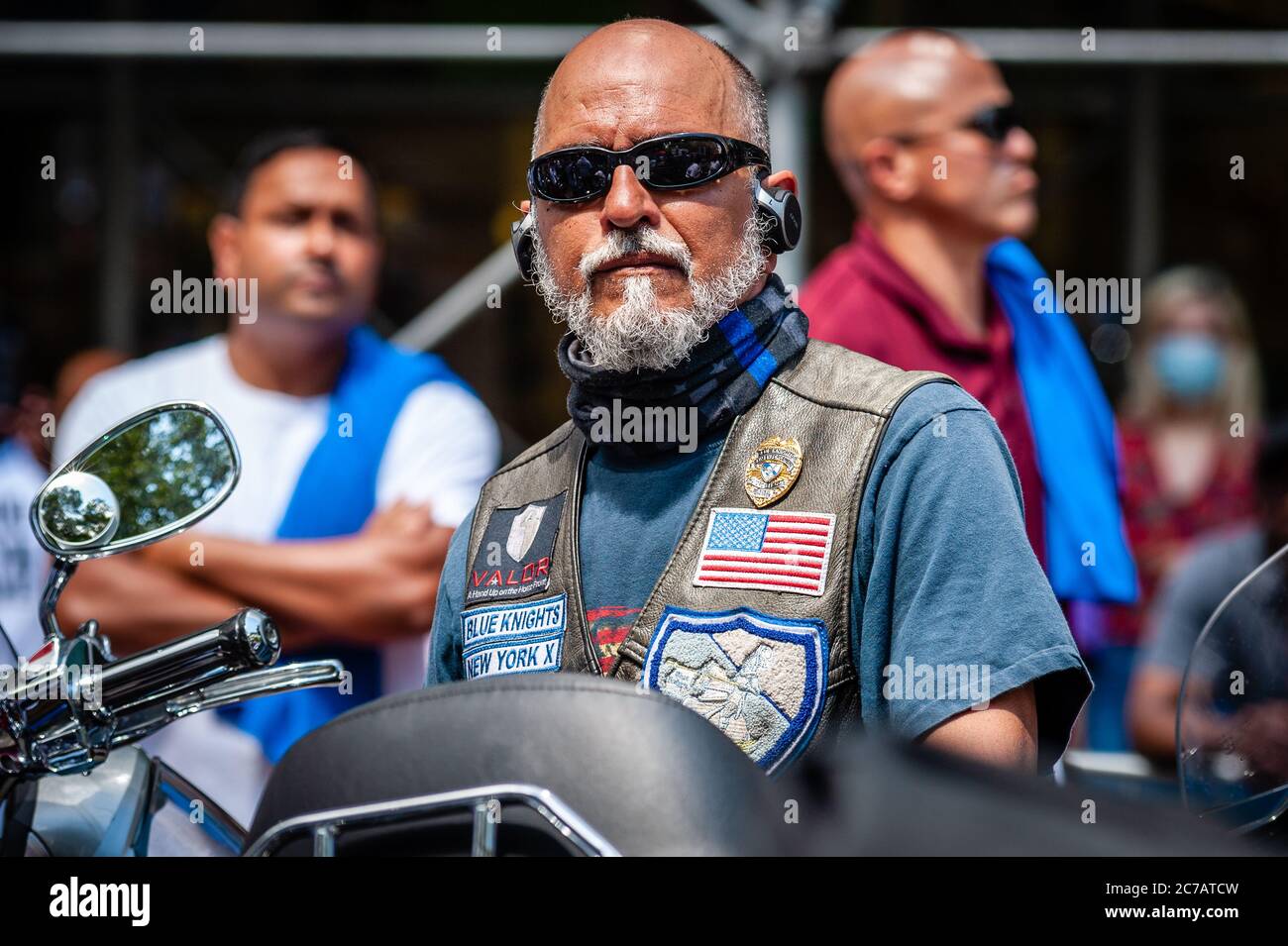 Brooklyn, New York, USA. Juli 2020. Ein Mitglied der Blauen Ritter sitzt auf seinem Motorrad beim "Power of Prayer"-marsch, der am 15. Juli 2020 zu einem Ende der Gewalt und zur Unterstützung der Strafverfolgung in New York City aufruft. (Foto von Gabriele Holtermann/Sipa USA) Quelle: SIPA USA/Alamy Live News Stockfoto
