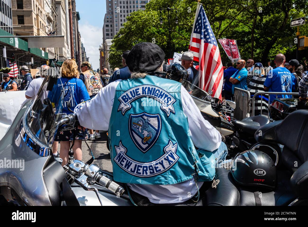 Brooklyn, New York, USA. Juli 2020. Ein Mitglied der Blue Knights sitzt auf seinem Motorrad bei der "Power of Prayer" Kundgebung, die am 15. Juli 2020 zu einem Ende der Gewalt und zur Unterstützung der Strafverfolgung in New York City aufruft. (Foto von Gabriele Holtermann/Sipa USA) Quelle: SIPA USA/Alamy Live News Stockfoto