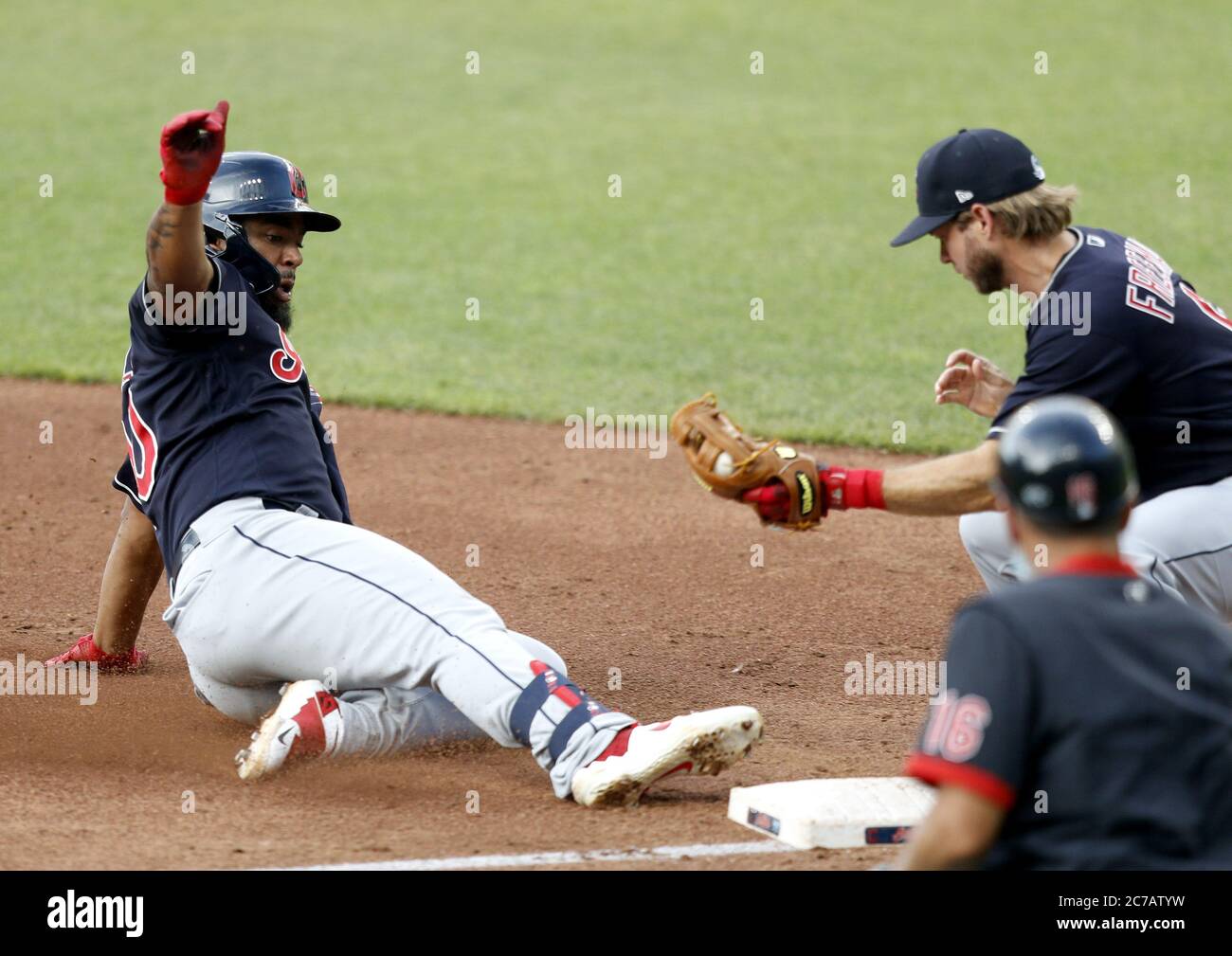 Cleveland, Usa. Juli 2020. Cleveland Indians Bobby Bradley rutscht in dritte Basis sicher vor dem Tag von dritten Baseman Mike Freeman während des Teams Trainingslager Intrasquad Spiel im Progressive Field in Cleveland, Ohio am Mittwoch, 15. Juli 2020. Major League Baseball beginnt ihre Saison 2020, nachdem die COVID-19 Pandemie monatelange Verzögerungen verursachte. Foto von Aaron Josefczyk/UPI Kredit: UPI/Alamy Live News Stockfoto