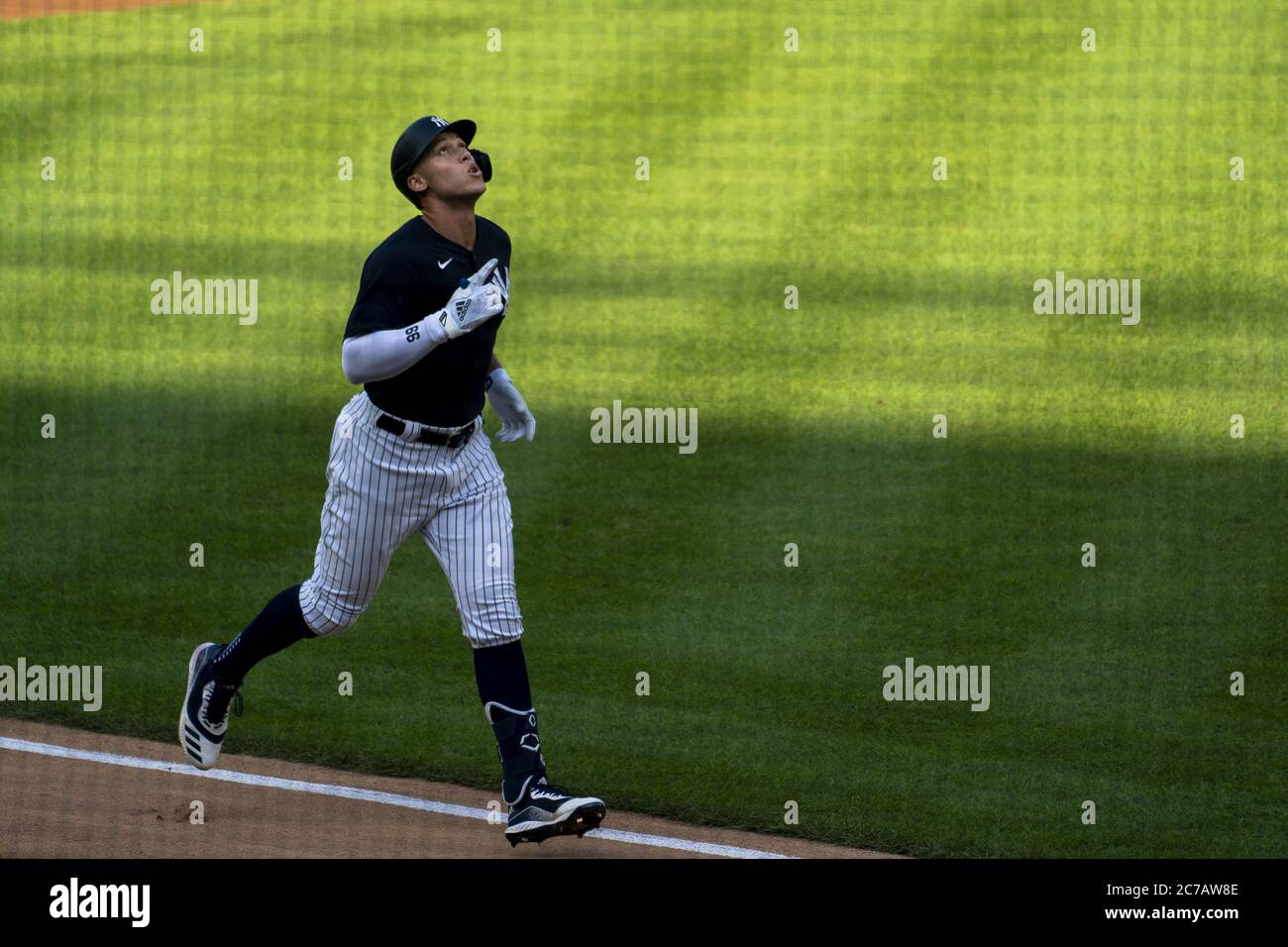 Bronx, Usa. Juli 2020. Der New York Yankees Rechtsfeldspieler Aaron Judge (99) schaut in den Himmel, während er während des Sommertrainings im Yankee Stadium in New York City am Mittwoch, den 15. Juli 2020, nach Hause joggt, nachdem er in einem Intrasquad-Spiel einen Heimlauf absolviert hat. Foto von Corey Sipkin/UPI Kredit: UPI/Alamy Live News Stockfoto