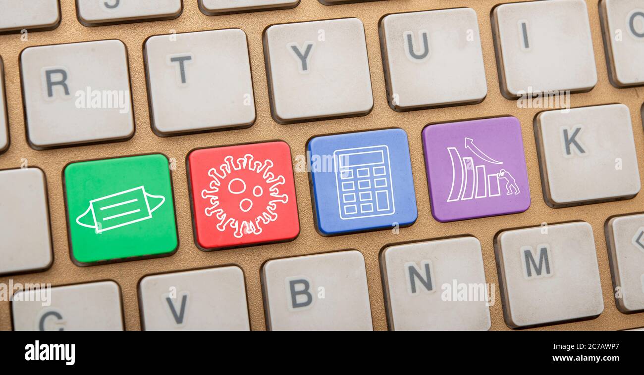 Post covid wirtschaftlichen Symbole auf Tastatur Tasten Nahaufnahme angezeigt Stockfoto