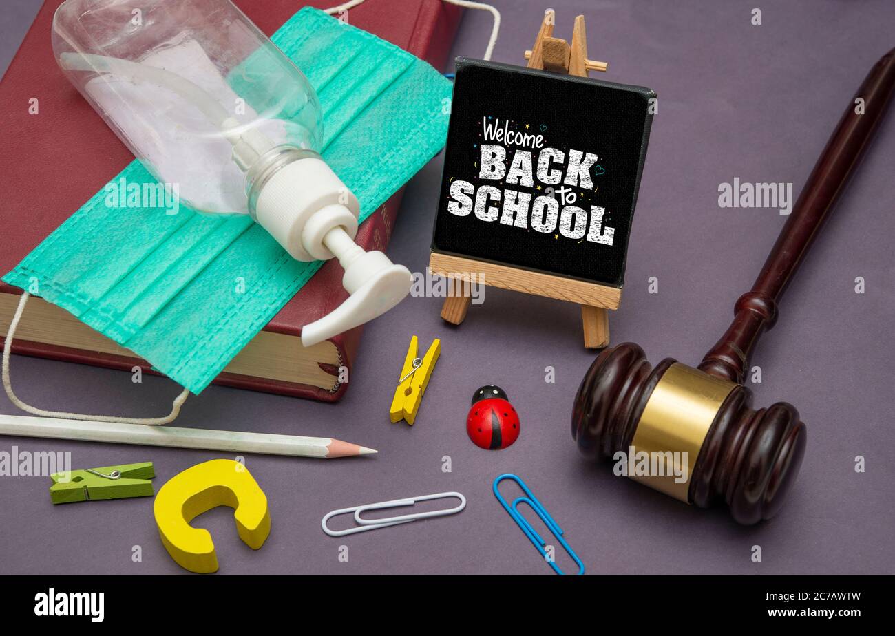 Back to School Schild mit Gavel, Maske und Hand-Desinfektionsmittel Banner-Vorlage Stockfoto
