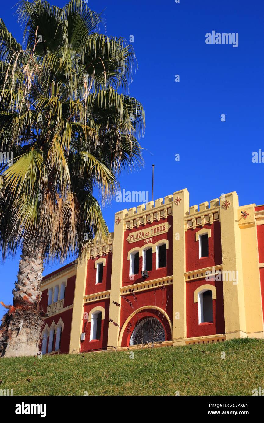 Merida, Provinz Badajoz, Extremadura, Spanien. Außenfassade der historischen Stierkampfarena. Mit maurischen - arabischen architektonischen Details gestaltet. Stockfoto